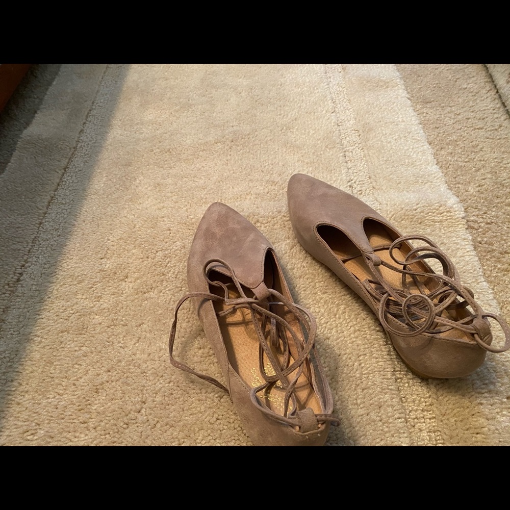 Taupe almost grey looking lace up flats